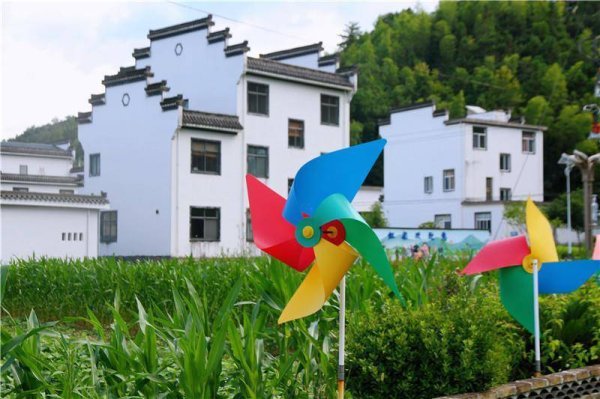 旭胜配资 黄山市徽州区虹光村：童趣街绽放活力 绘就乡村振兴新图景