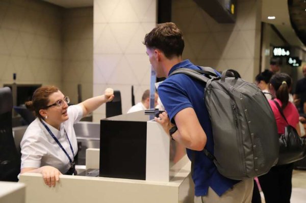 红盘 中阿互免签证协定今起生效，首批阿塞拜疆免签旅客入境中国